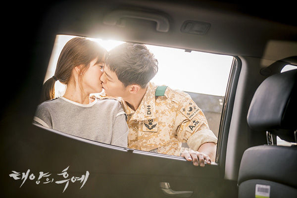 Song Joong Ki As Yoo Shi Jin Kisses Song Hye Kyo As Kang Mo Yeon In Descendants Of The Sun